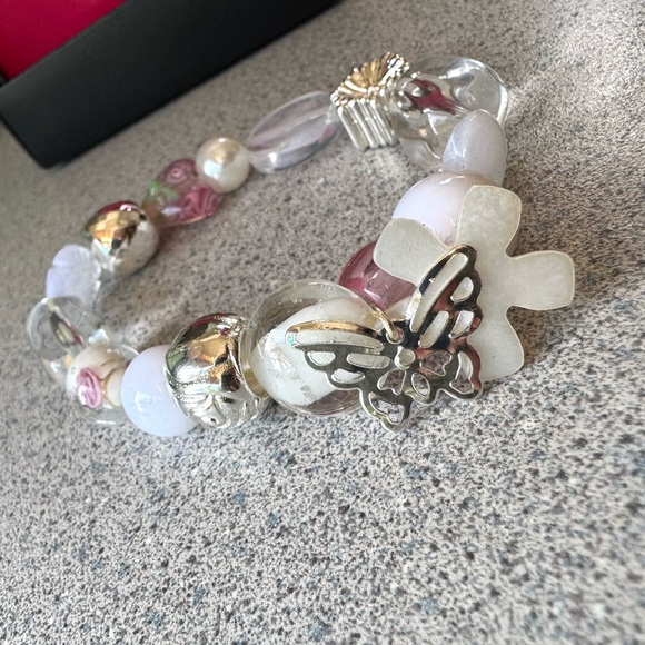Avon Beaded Chic Charm bracelet Romance NIB NWT pearl butterfly rose stretch Y2K - Picture 5 of 12